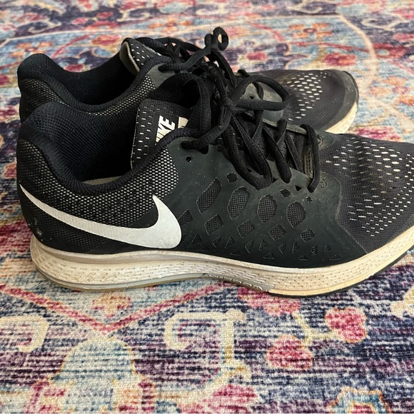 Nike Black and White Women's Running Shoes - Picture 5 of 9